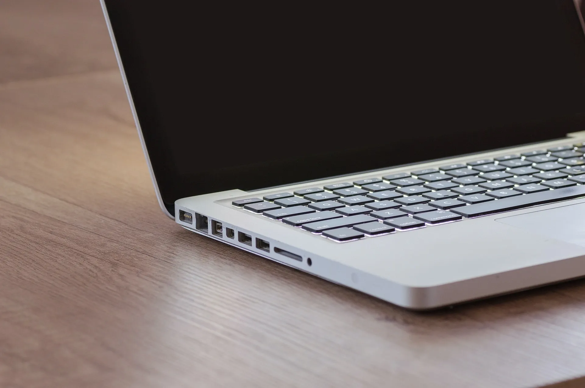 Laptop auf einem Schreibtisch