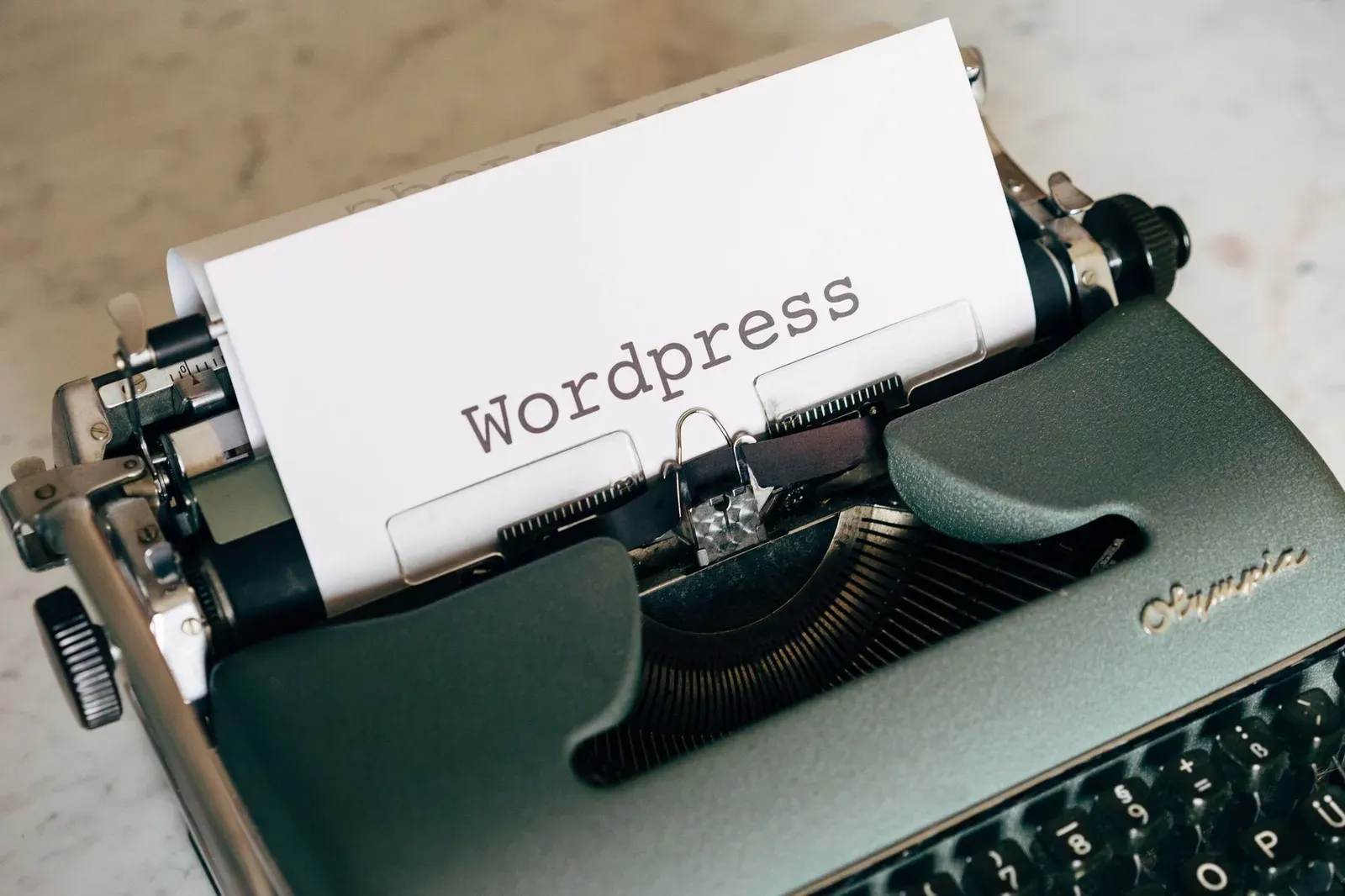 Schreibmaschine mit dem Wort WordPress auf dem Papier